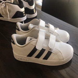 Pair of toddler boy size 8 strap adidas. Looks new